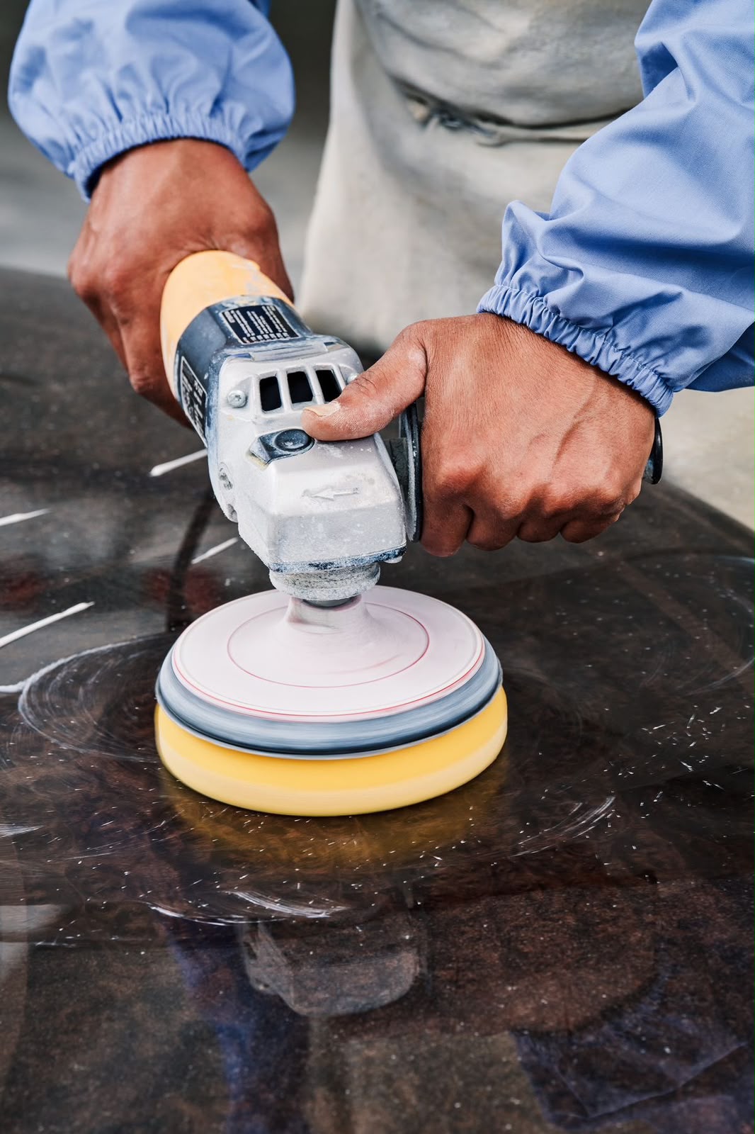 Polishing dark marble surface